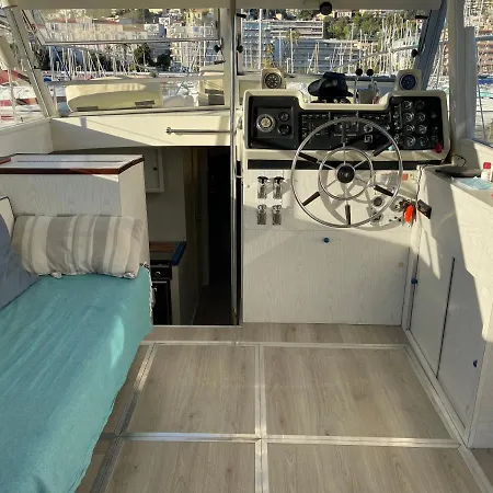 Turtle Boat With Free Parking Botel *