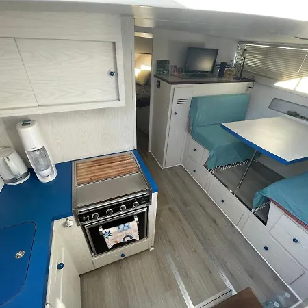 Bateau-hôtel Turtle Boat With Free Parking *