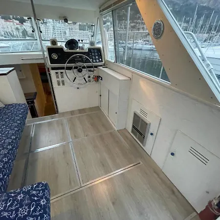 Turtle Boat With Free Parking Bateau-hôtel