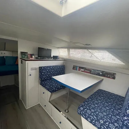 Bateau-hôtel Turtle Boat With Free Parking *